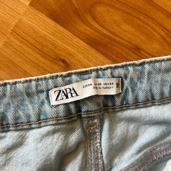 Zara Ripped Light Wash Denim Jeans - Size 2 - Picture 5 of 5